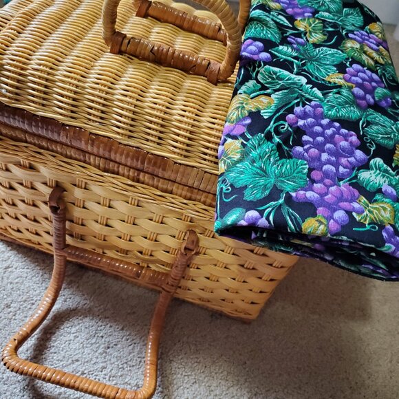 Picnic Time Wicker Wine & Cheese/Picnic Basket - Picture 2 of 14
